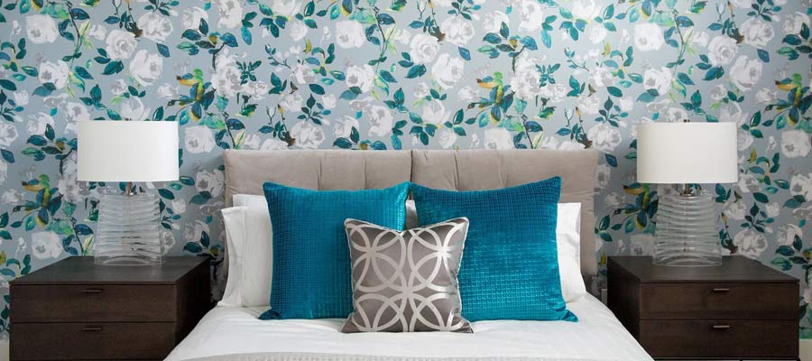 کاغذ دیواری جدید با طرح گل‌های ریز برای داشتن اتاق خواب خاص و لاکچری